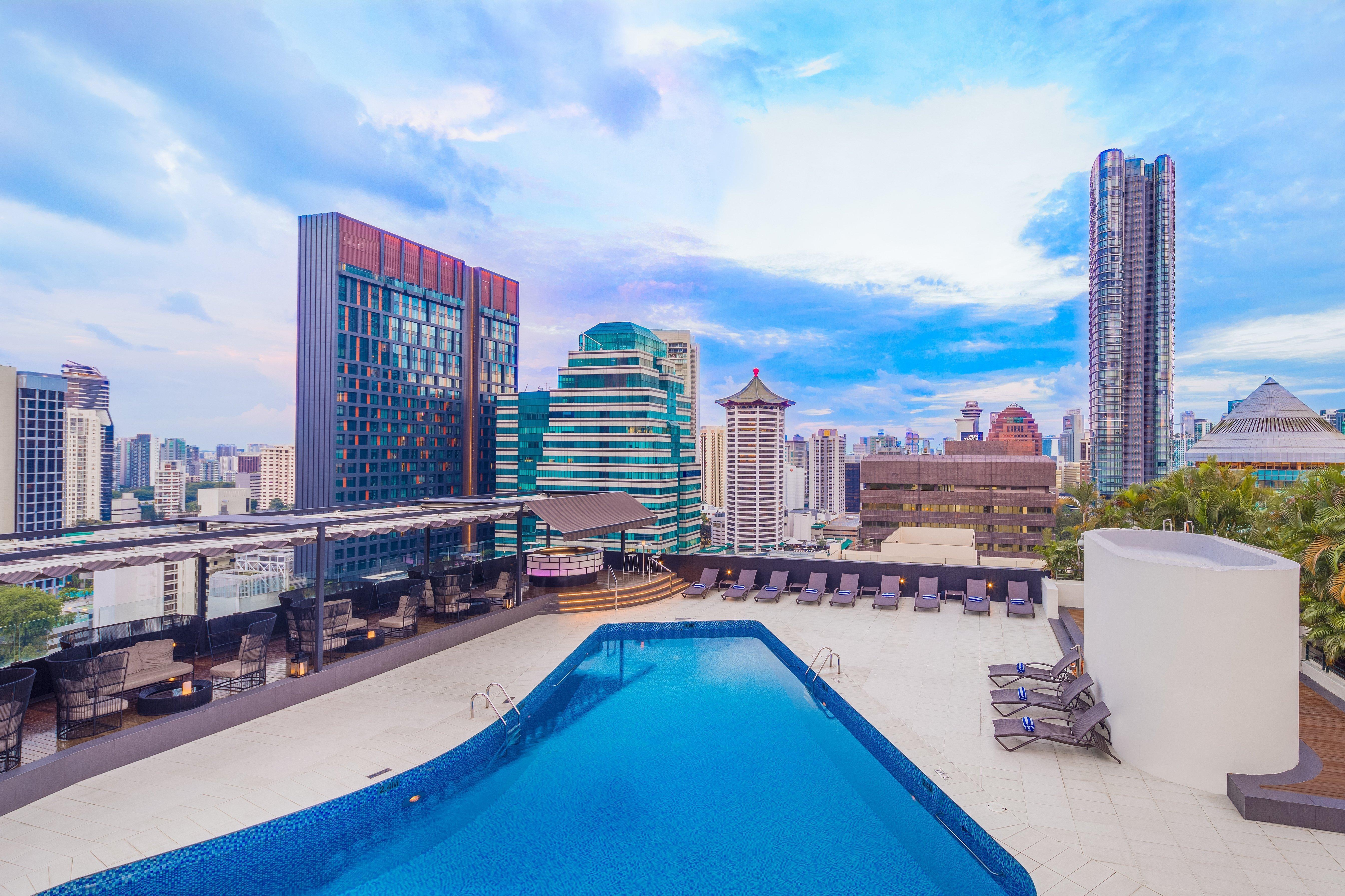Voco Orchard Singapore By Ihg Extérieur photo The rooftop pool at the hotel