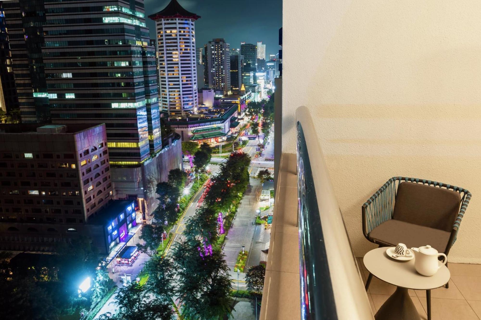 Voco Orchard Singapore By Ihg Extérieur photo View from the balcony of a suite at the Shangri-La at the Fort