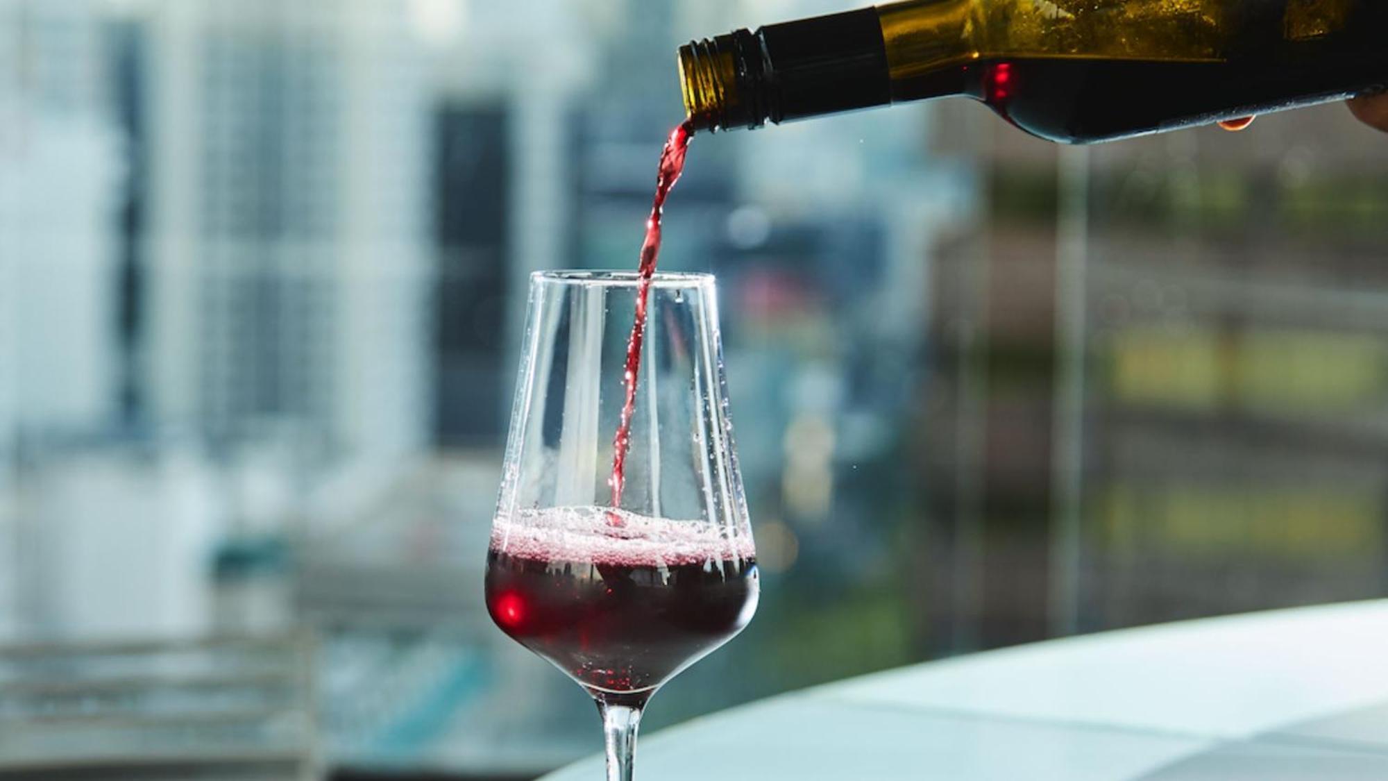 Voco Orchard Singapore By Ihg Extérieur photo Wine being poured