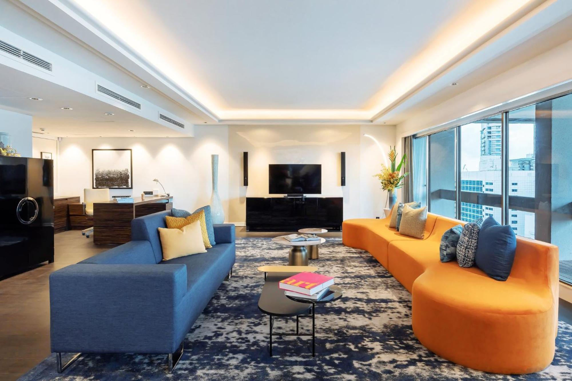 Voco Orchard Singapore By Ihg Extérieur photo The living room of a three-bedroom apartment