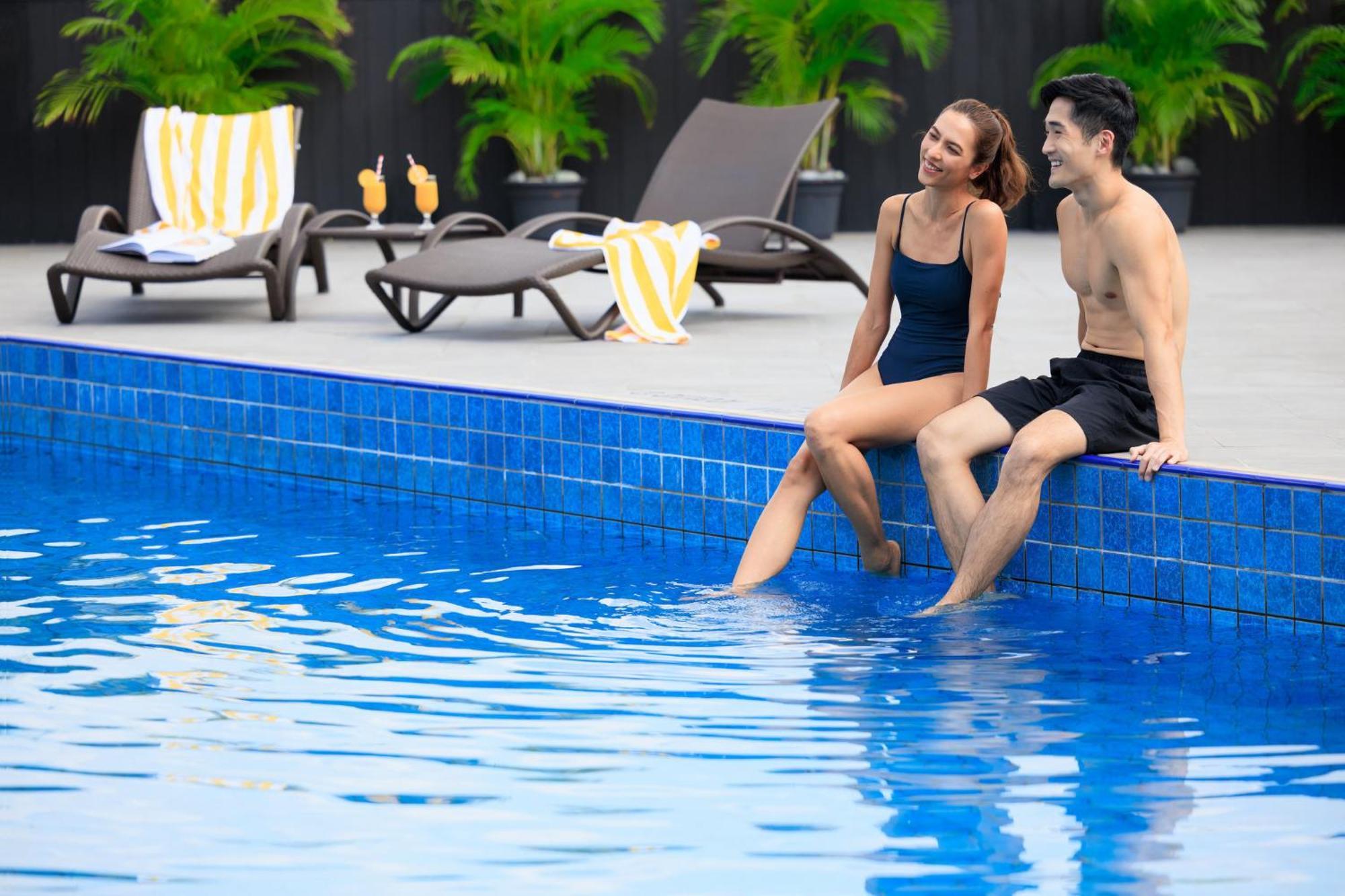 Voco Orchard Singapore By Ihg Extérieur photo A couple at a pool