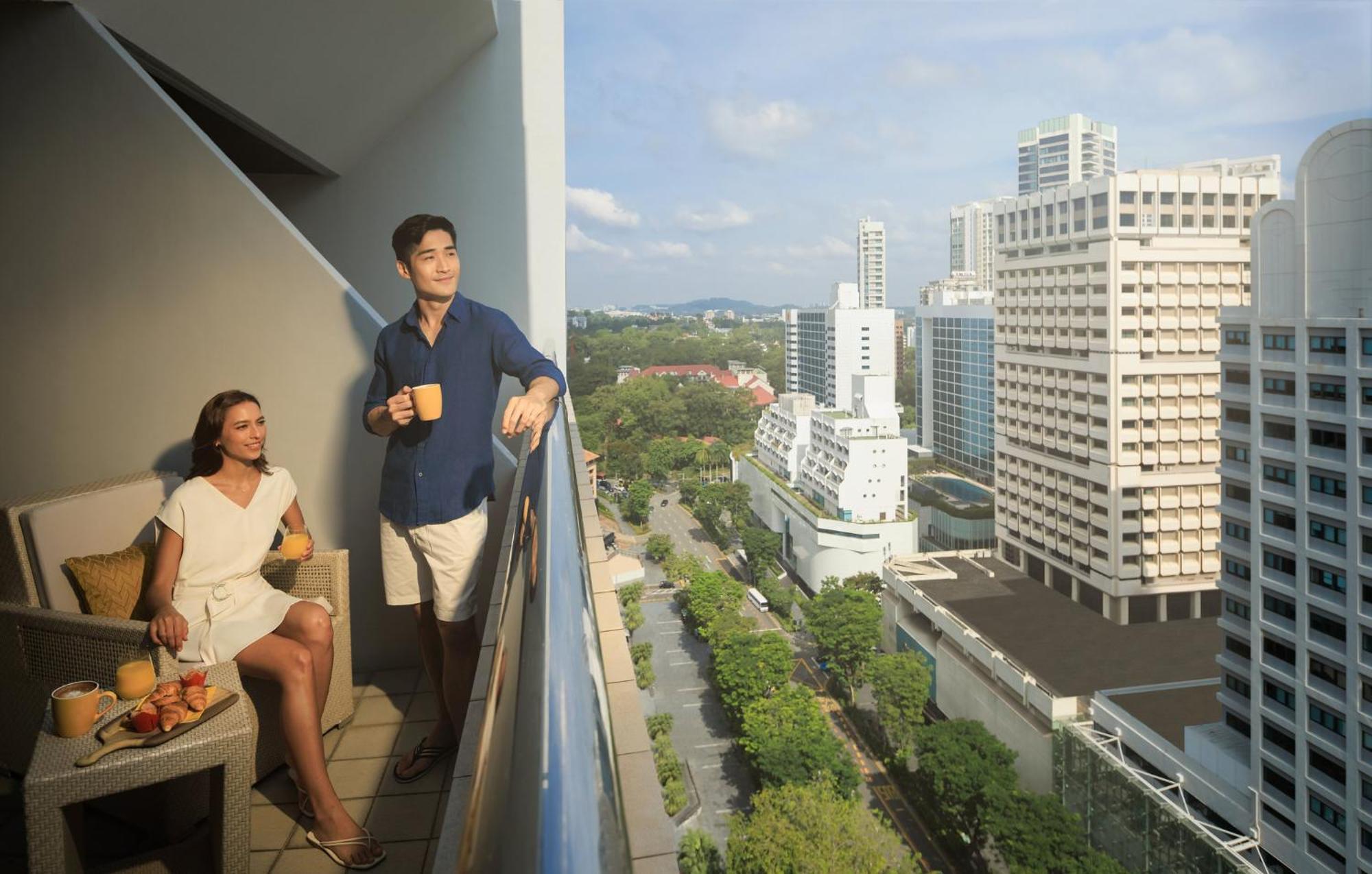 Voco Orchard Singapore By Ihg Extérieur photo A couple on a balcony