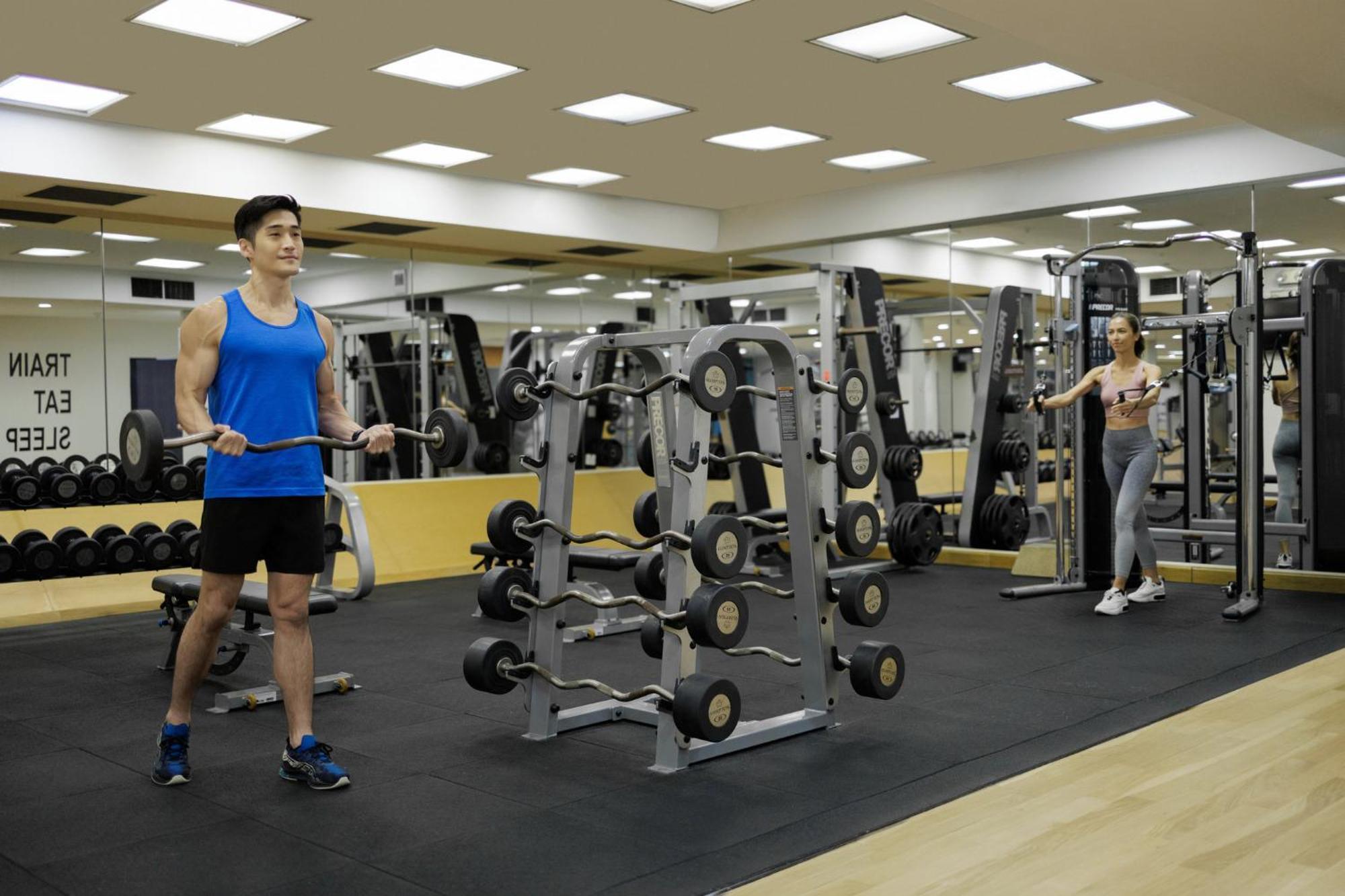 Voco Orchard Singapore By Ihg Extérieur photo The gym at the hotel