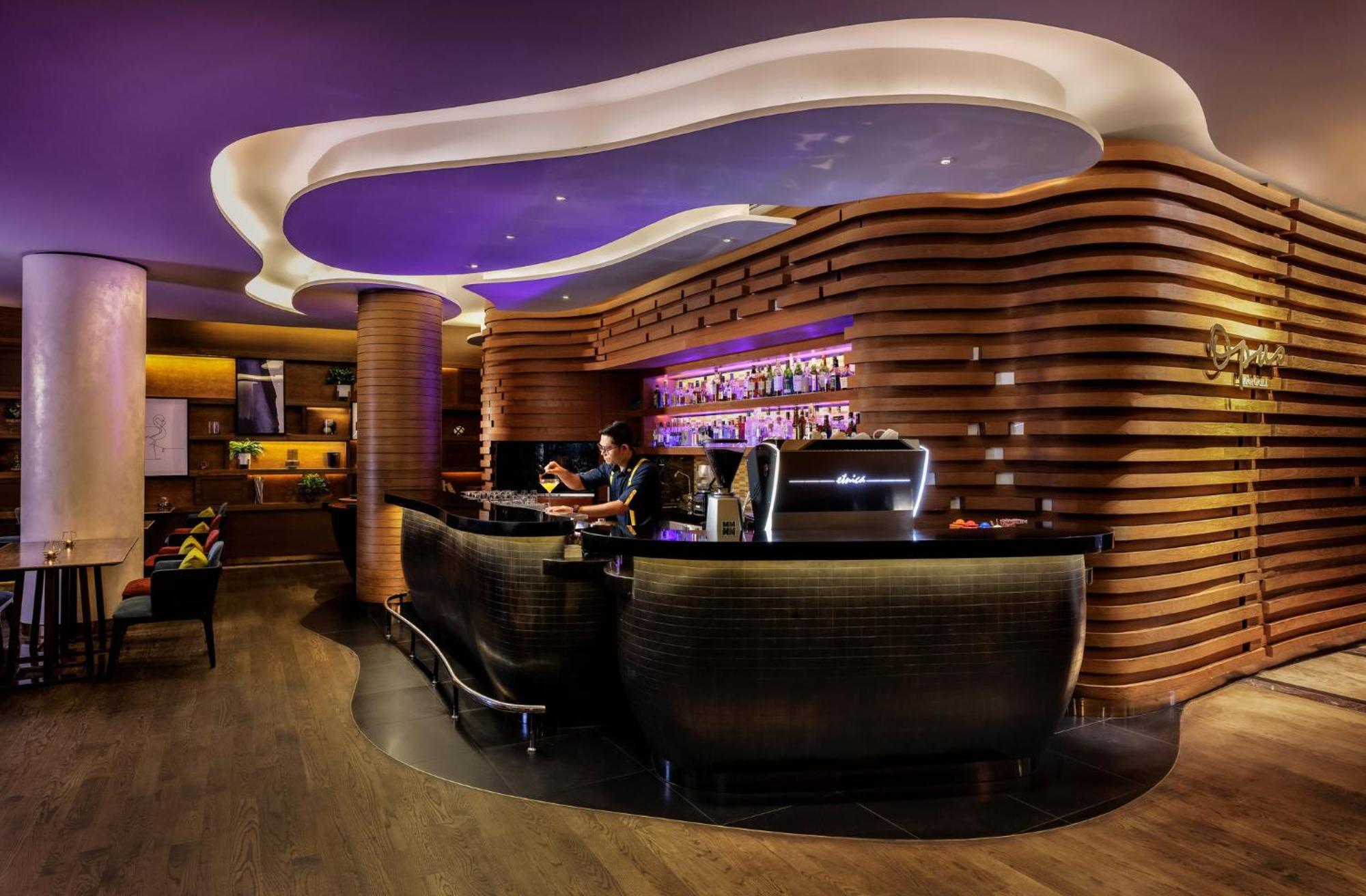 Voco Orchard Singapore By Ihg Extérieur photo The bar at the lobby