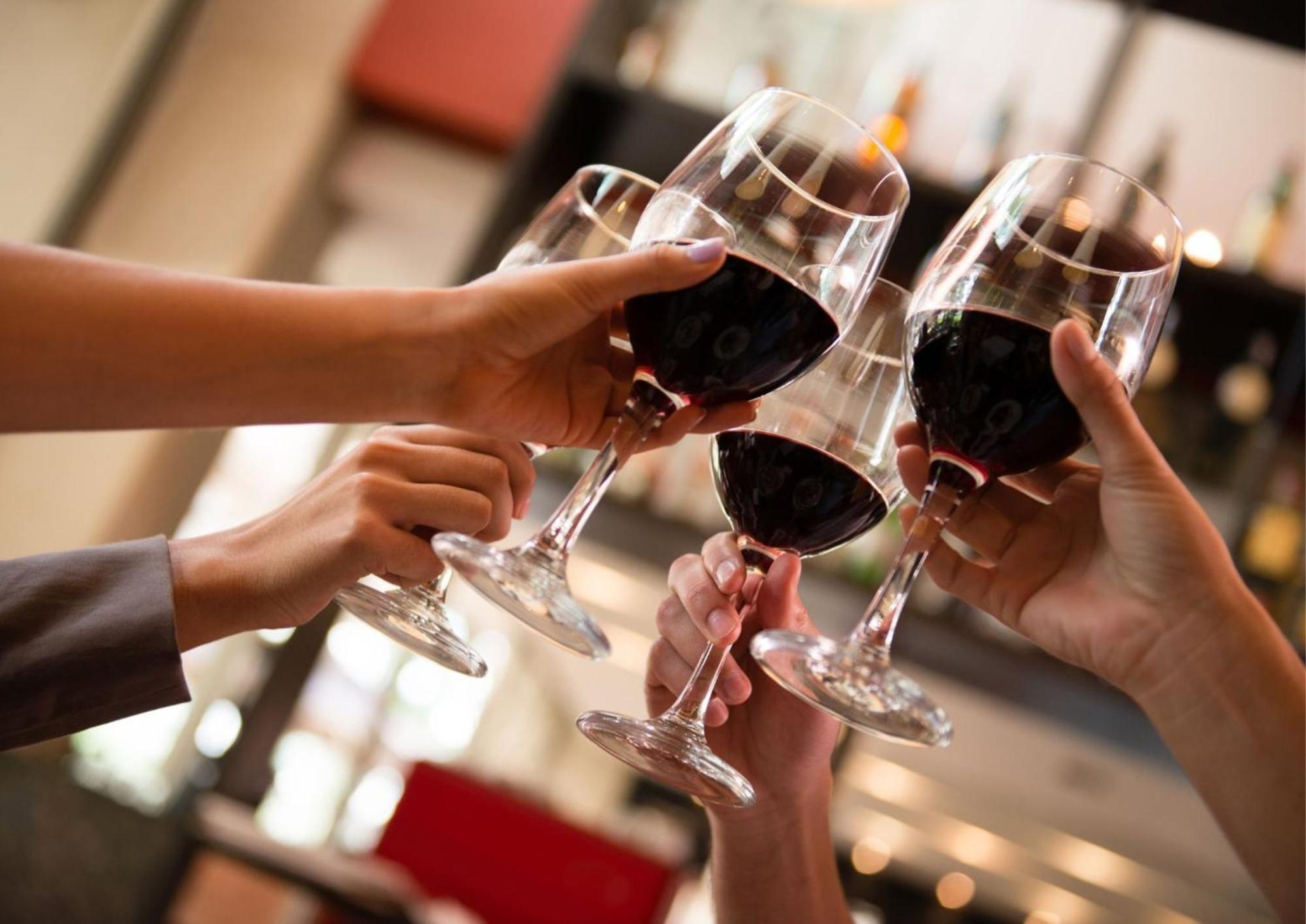 Voco Orchard Singapore By Ihg Extérieur photo Wine toast